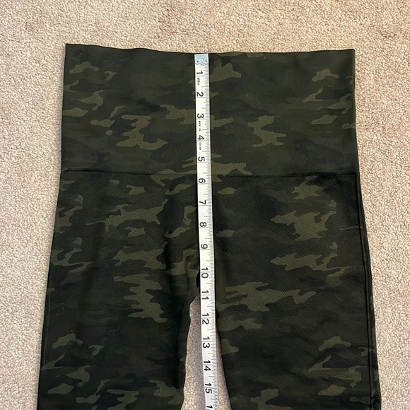 Spanx Look at Me Now Seamless Leggings Size L Green Camo Four Way Stretch - Picture 5 of 6
